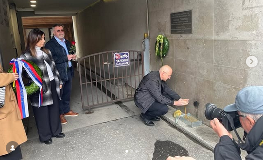 Predstavnici novinarskih udruženja položili vence i upalili sveće na mestu gde je ubijen Slavko Ćuruvija pre 27 godina