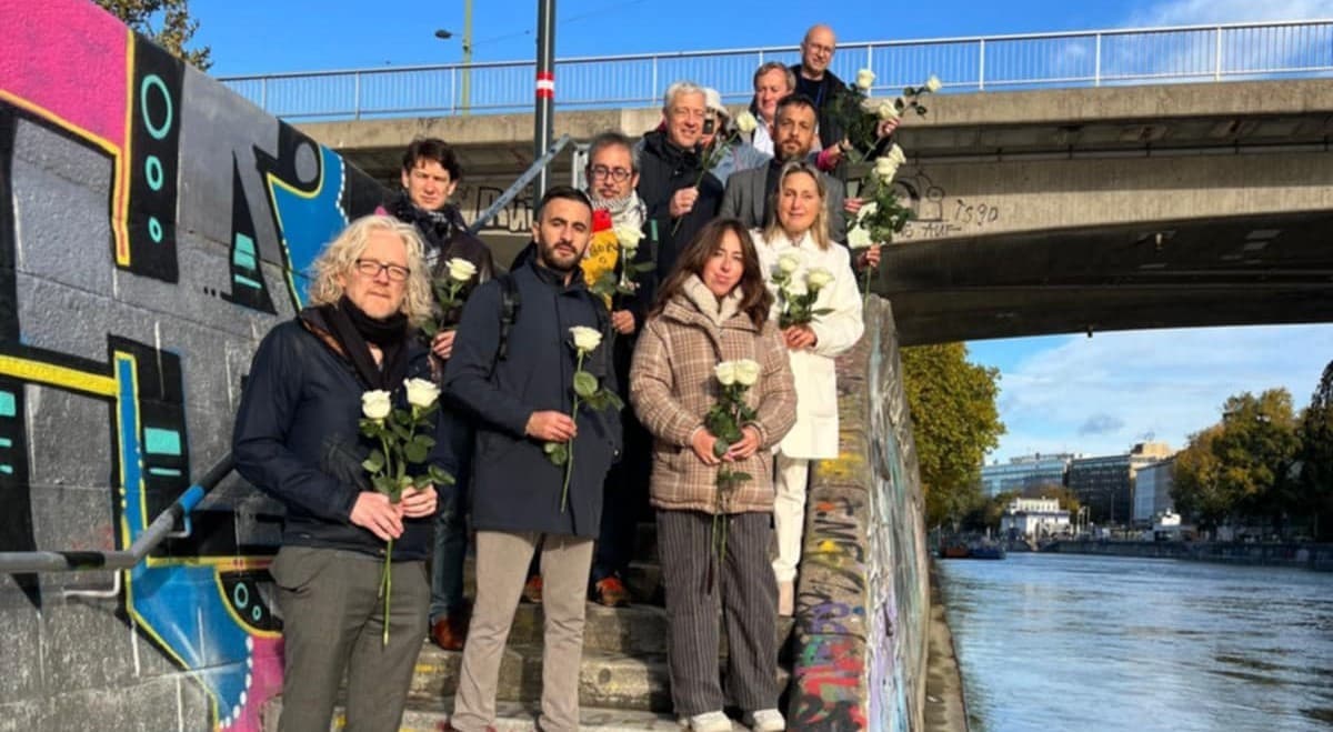International media organizations in Vienna laid 16 white roses in the Danube for the victims of the canopy collapse in Novi Sad.