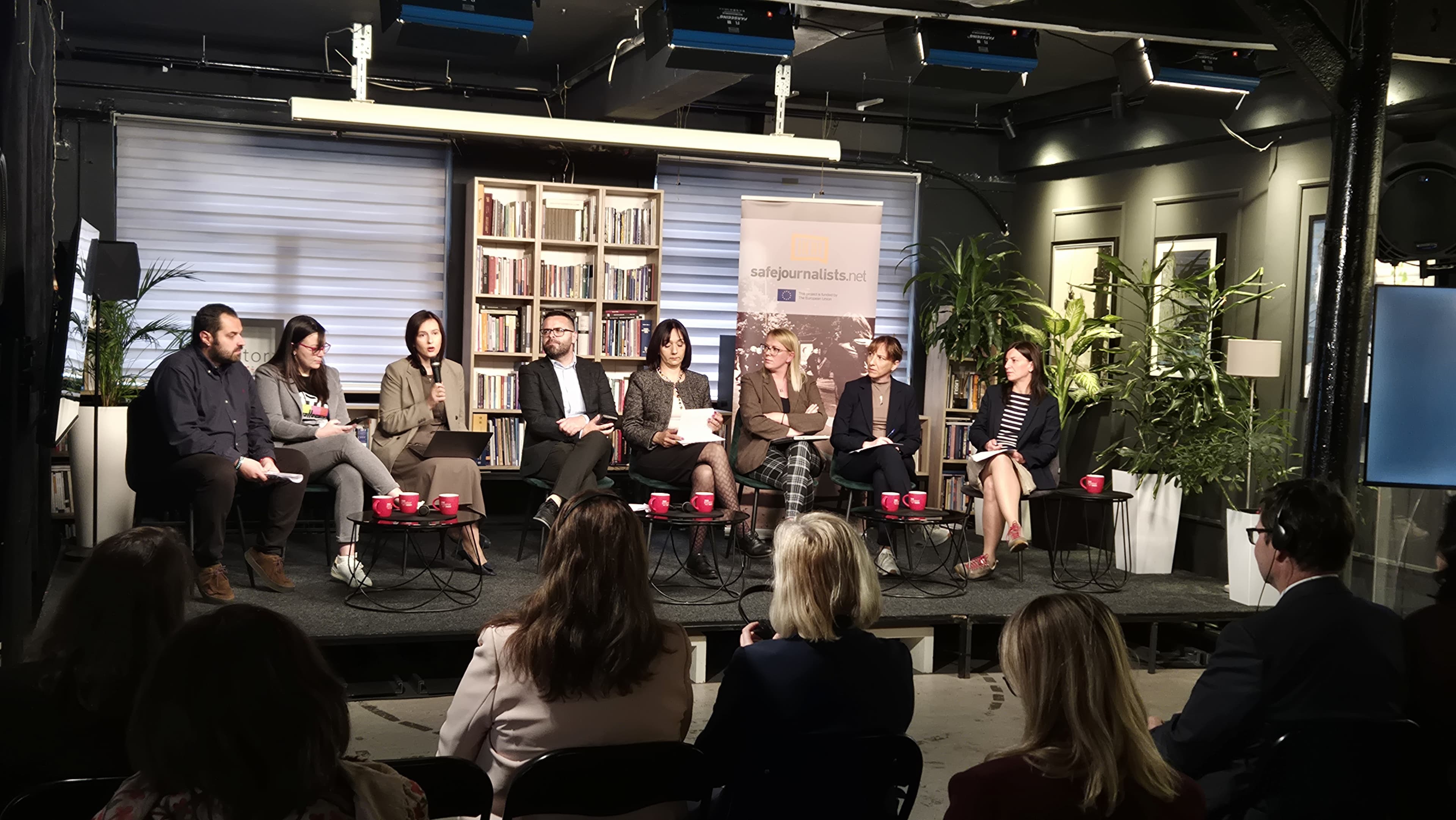 SafeJournalists: Gender-based threats, impunity, and institutional silence mark the position of female journalists in the region.