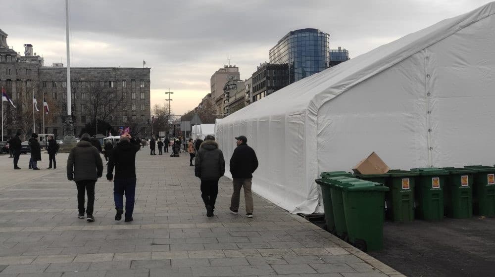 ANEM ALARM: Nepoznate osobe nastavljaju ometanje rada novinara pretnjama ispred Skupštine Srbije, a policija ih štiti