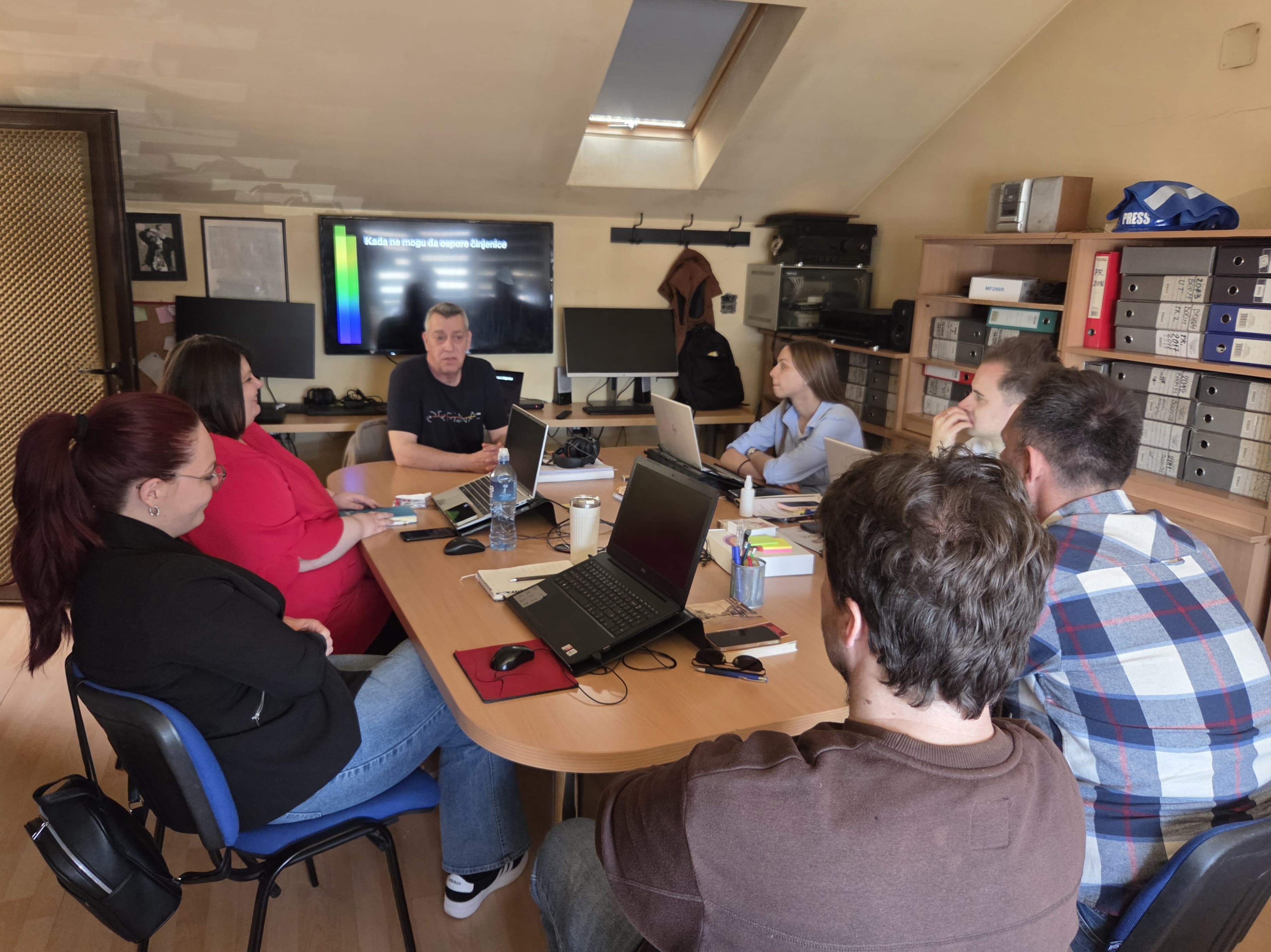 Trening za bezbednost novinara održan u Boom93 u organizaciji ANEM-a