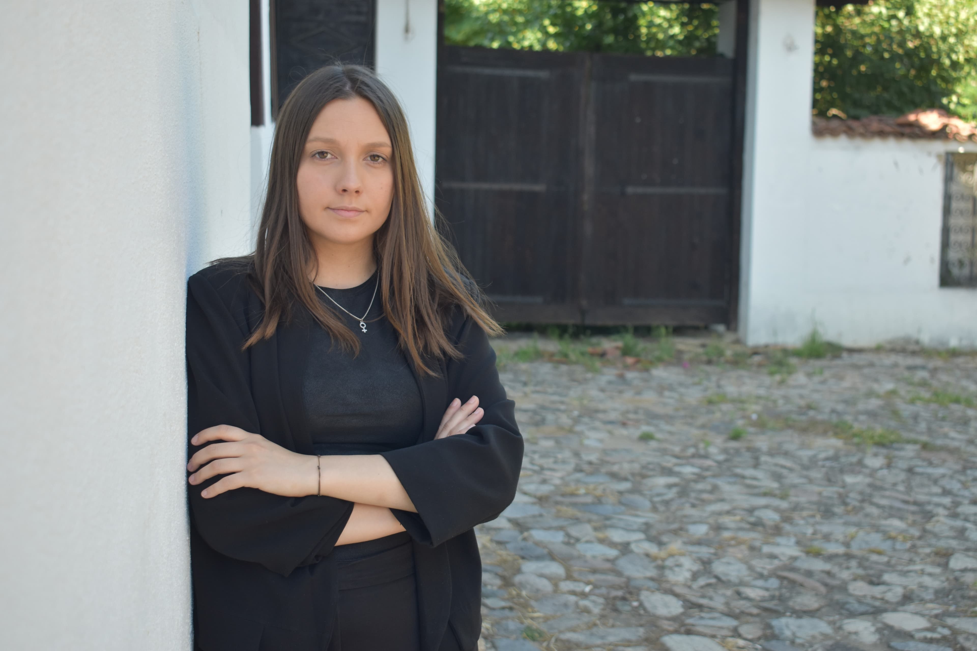 ANEM ALARM: Nedopustivo ometanje u radu, uvrede i pretnje upućene novinarki Dejani Cvetković tokom izveštavanja sa protesta u Surdulici