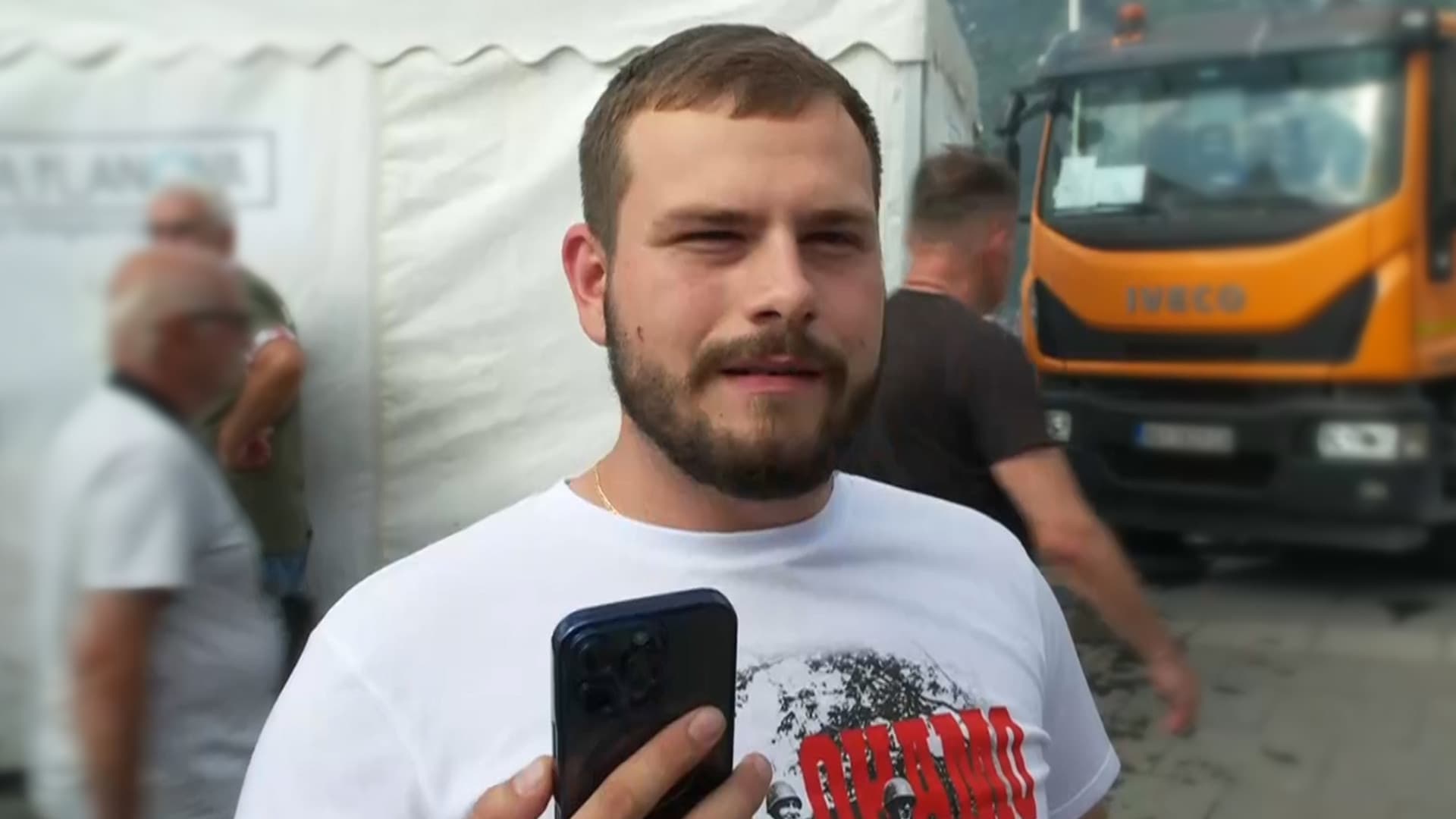 Nedopustivo sprečavanje novinara i kamermana da prate manifestaciju obeležavanja Vidovdana ispred Skupštine Srbije
