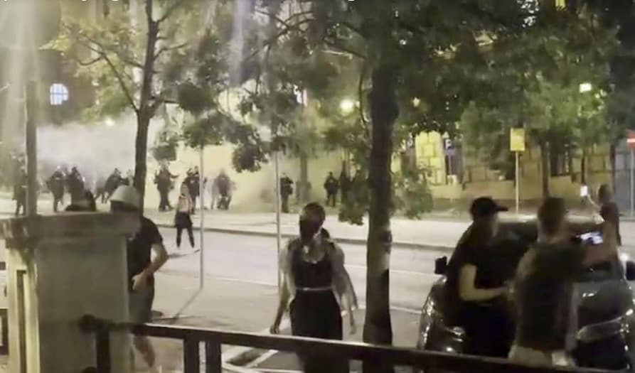 Zoomer: Pristalice SNS krenule na juriš ka grupi novinara u Beogradu