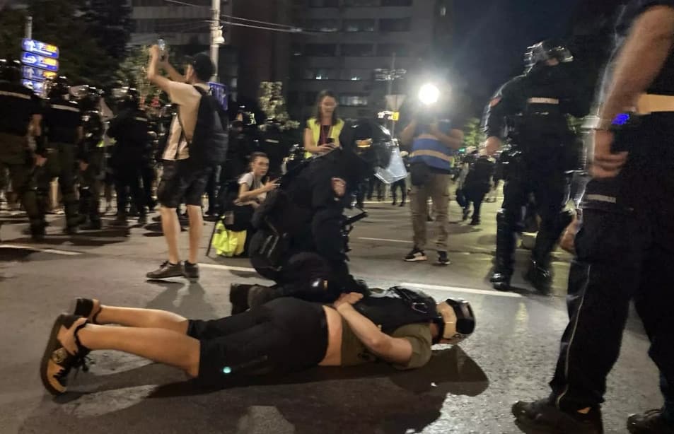 ANEM alarm: Novi nivo nasilja nad novinarima – juriš batinaša SNS, policija opet ne reaguje