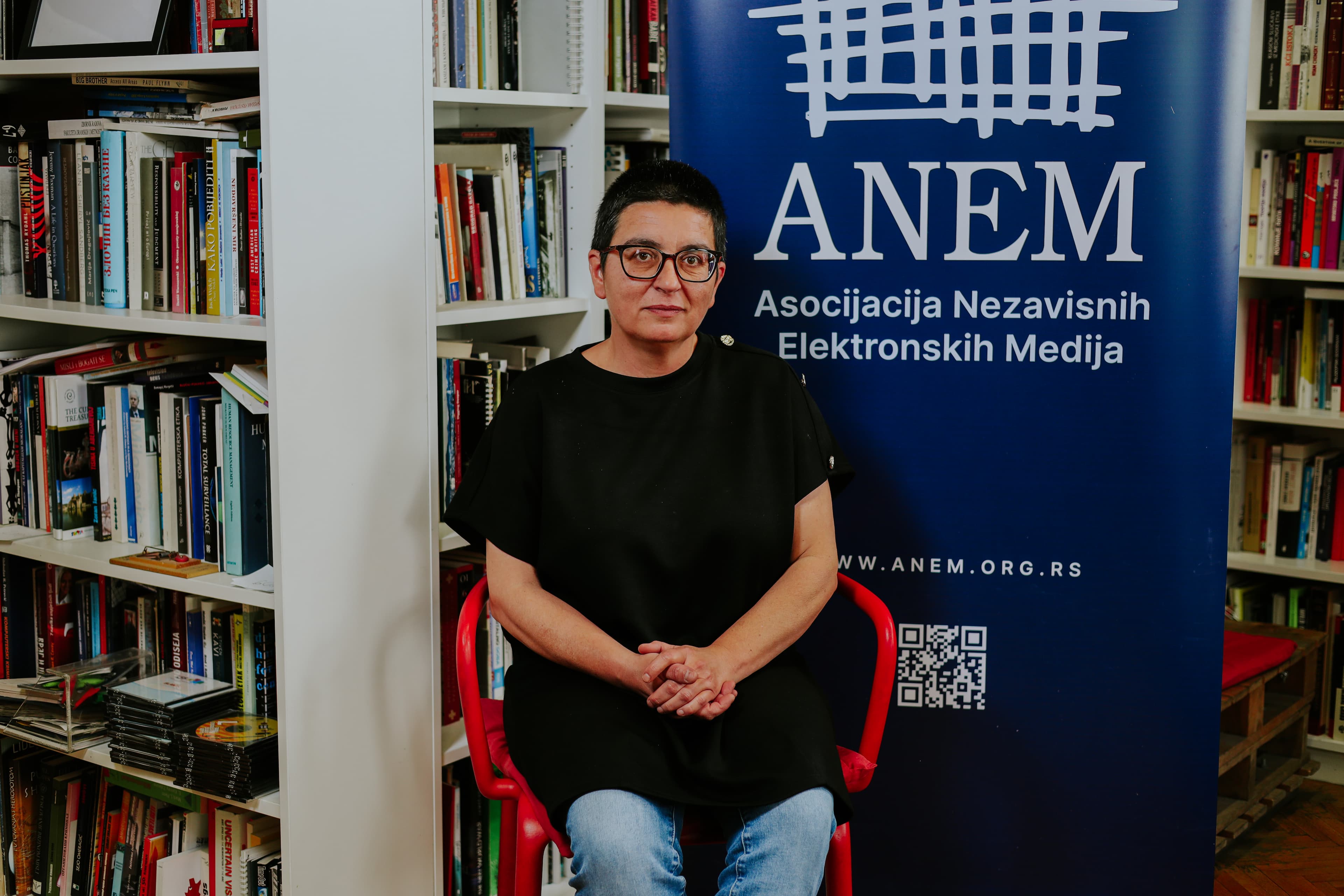 ANEM ALARM: Relevant authorities must urgently investigate new threats to the editorial office of Bečej Mosaic.