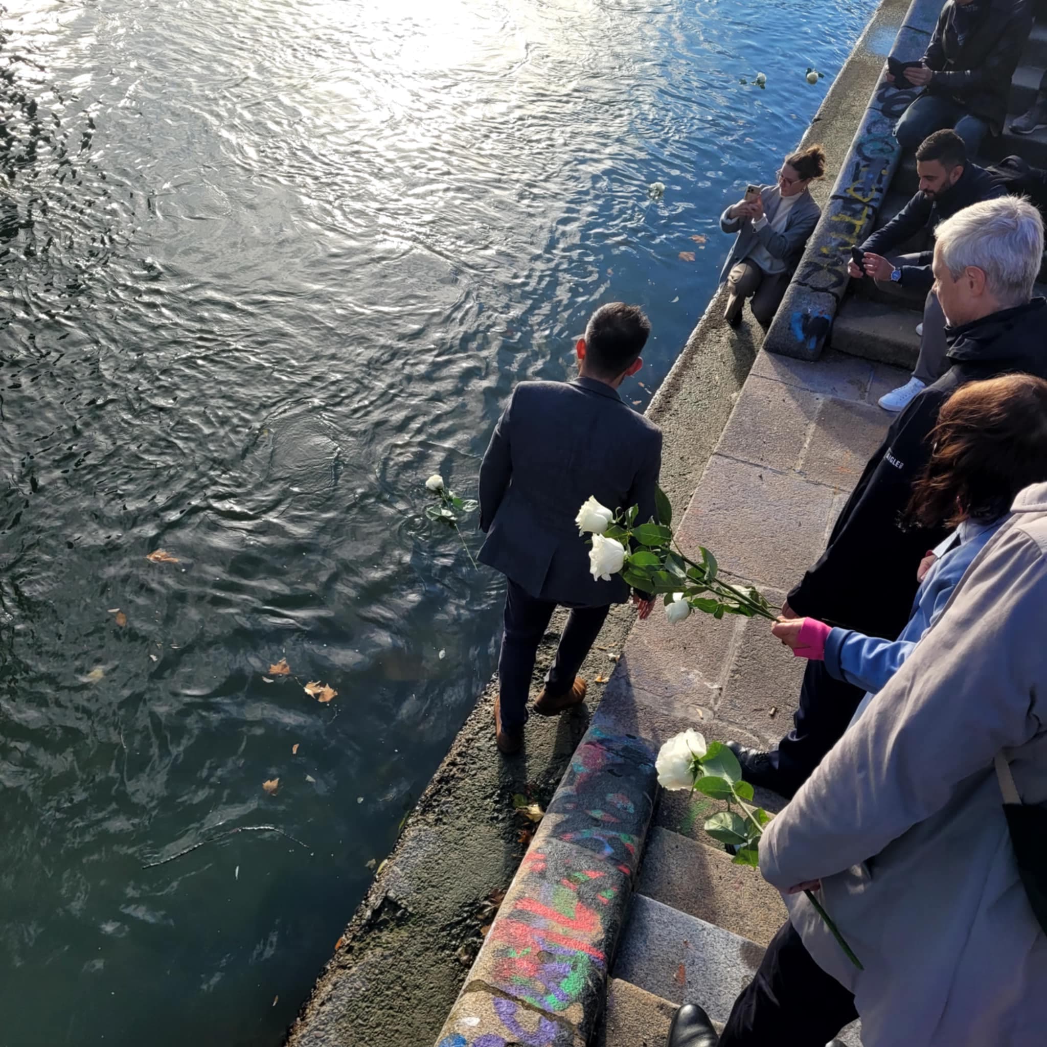 International media organizations in Vienna laid 16 white roses in the Danube for the victims of the canopy collapse in Novi Sad.