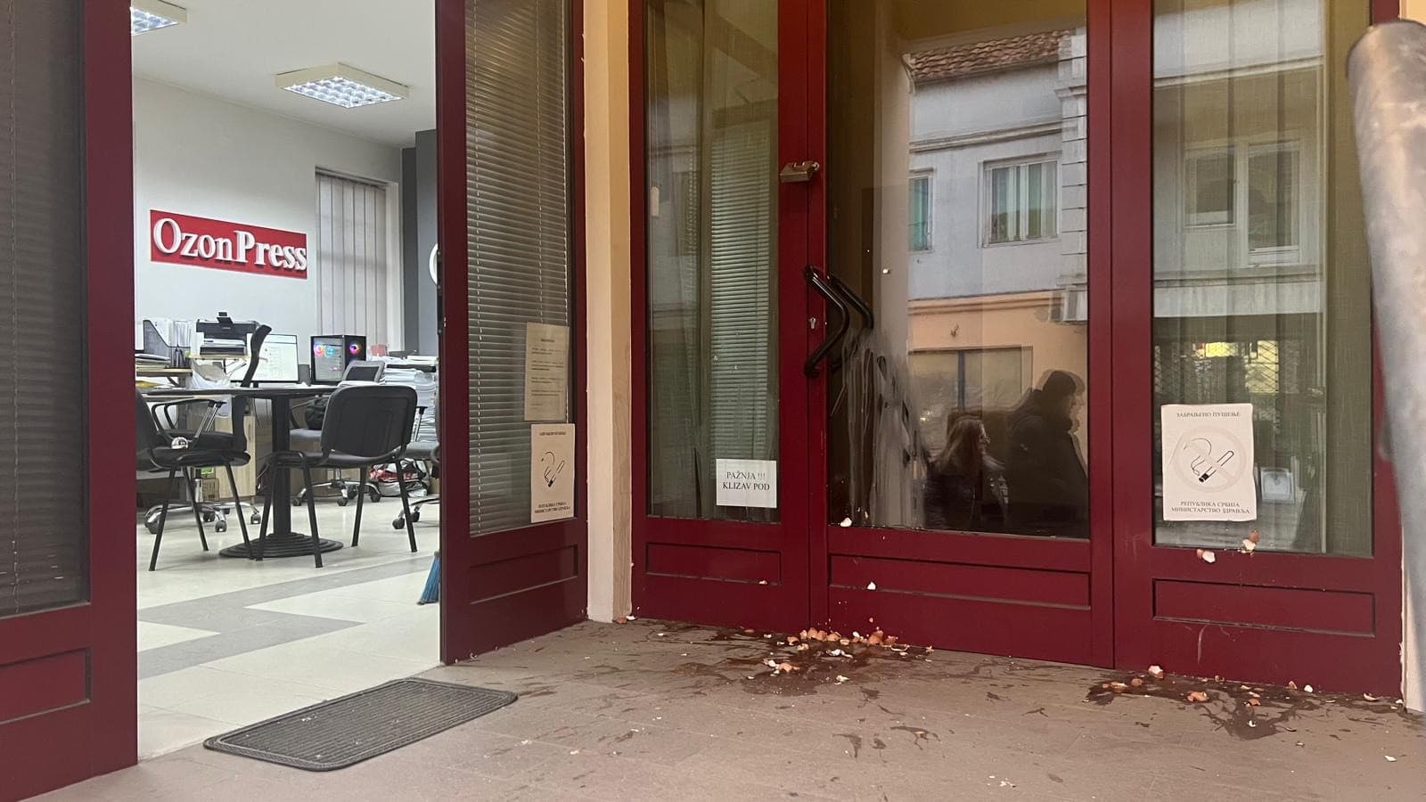 ​ANEM ALARM: Redakcije OzonPressa i Čačanskih novina gađali jajima