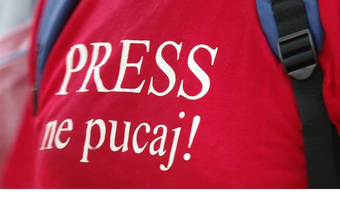 Odgovor „strukovnom udruženju policije“: Policija mora da štiti, a ne da tuče novinare