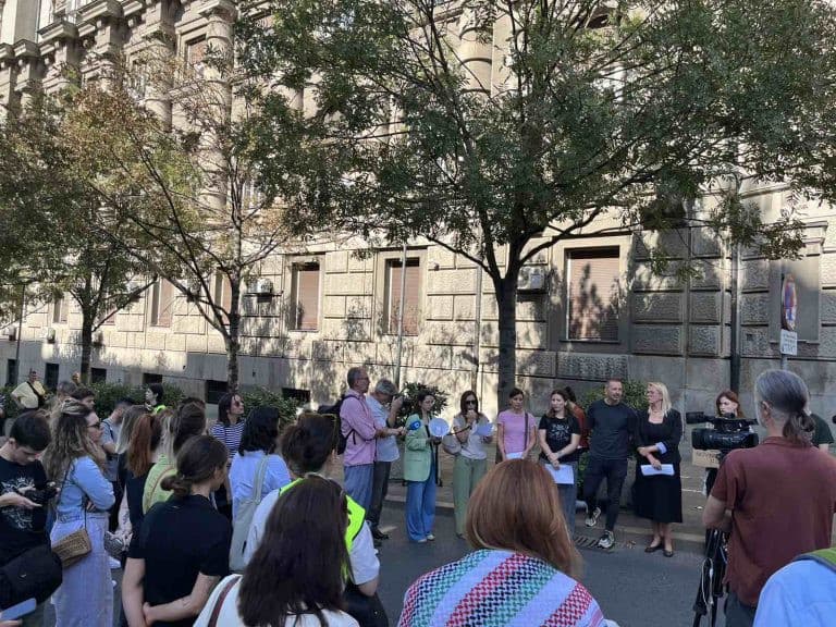 Support gathering for Palestinian journalists in front of the Government of Serbia: names of the deceased read aloud, minute of silence.