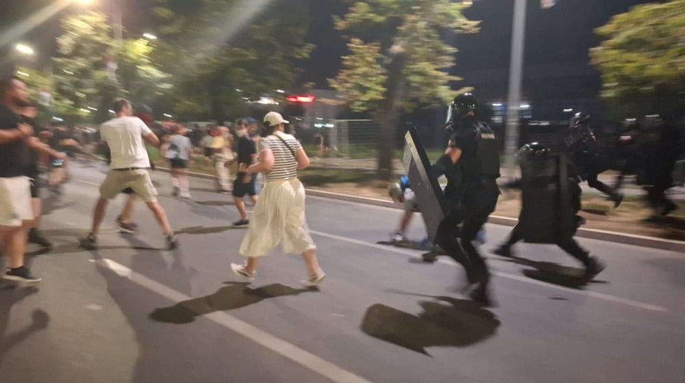 ANEM alarm: Nedopustivi napadi policije na novinare i novinarke tokom protesta u Novom Sadu