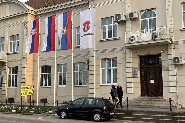 Milioni za medije u Inđiji: Revizija ukazuje na netransparentnu praksu, pravnici podsećaju – pronevere ne zastarevaju 20 godina